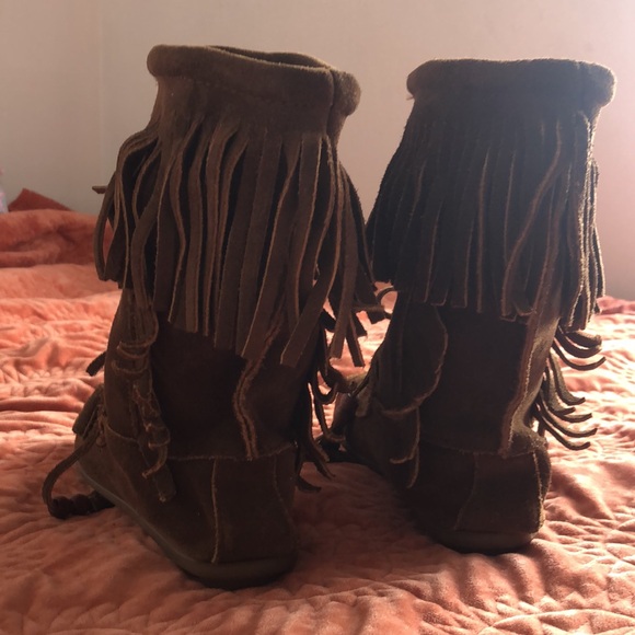 Minnetonka Fringe Boots Size-7.5 - Picture 3 of 4